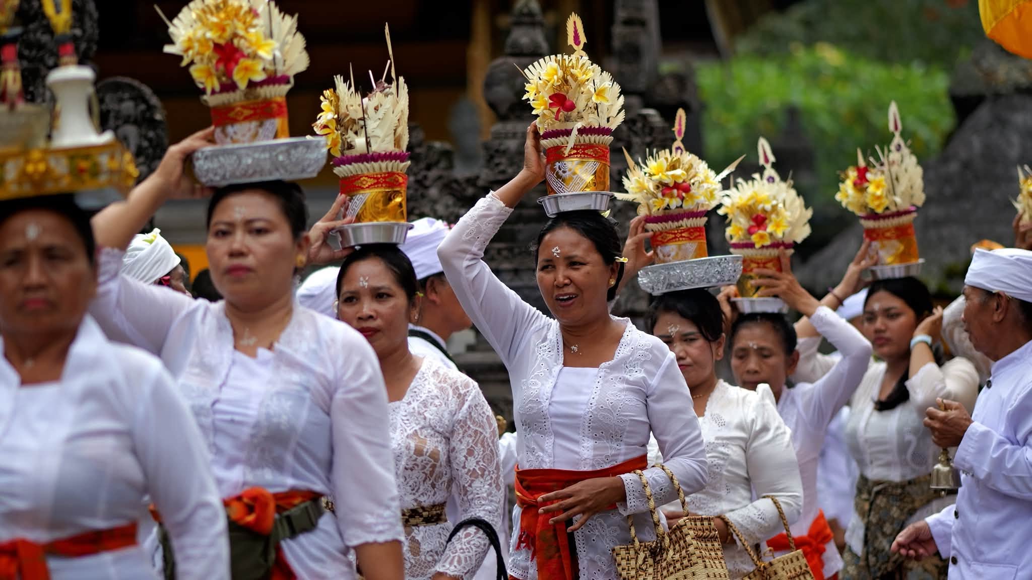 Procession of women carrying gebogan offerings on their heads