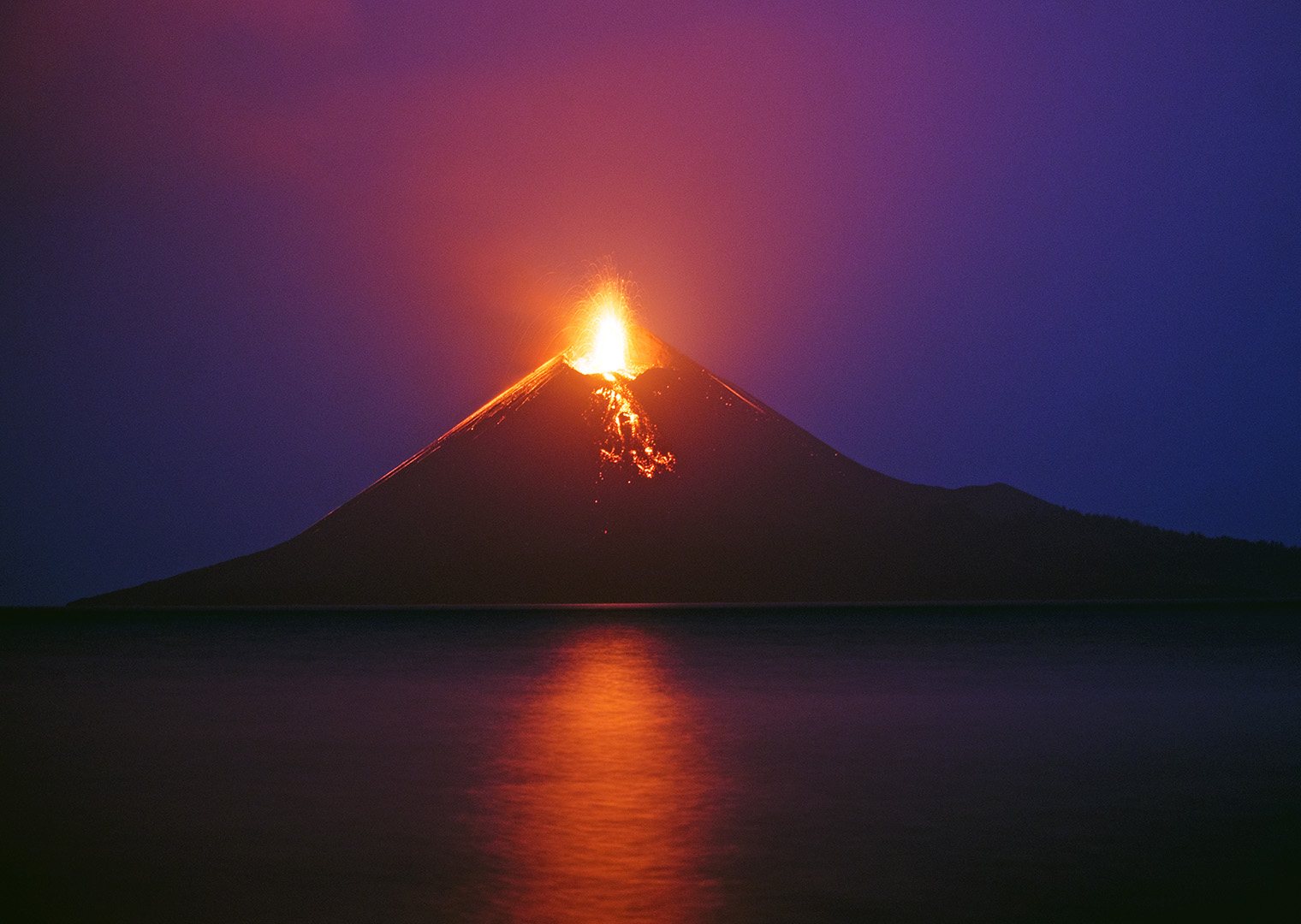 Anak Krakatau podczas erupcji, 2018. Fot. Adhari Arief / Wikimedia Commons, CC BY-SA 4.0.