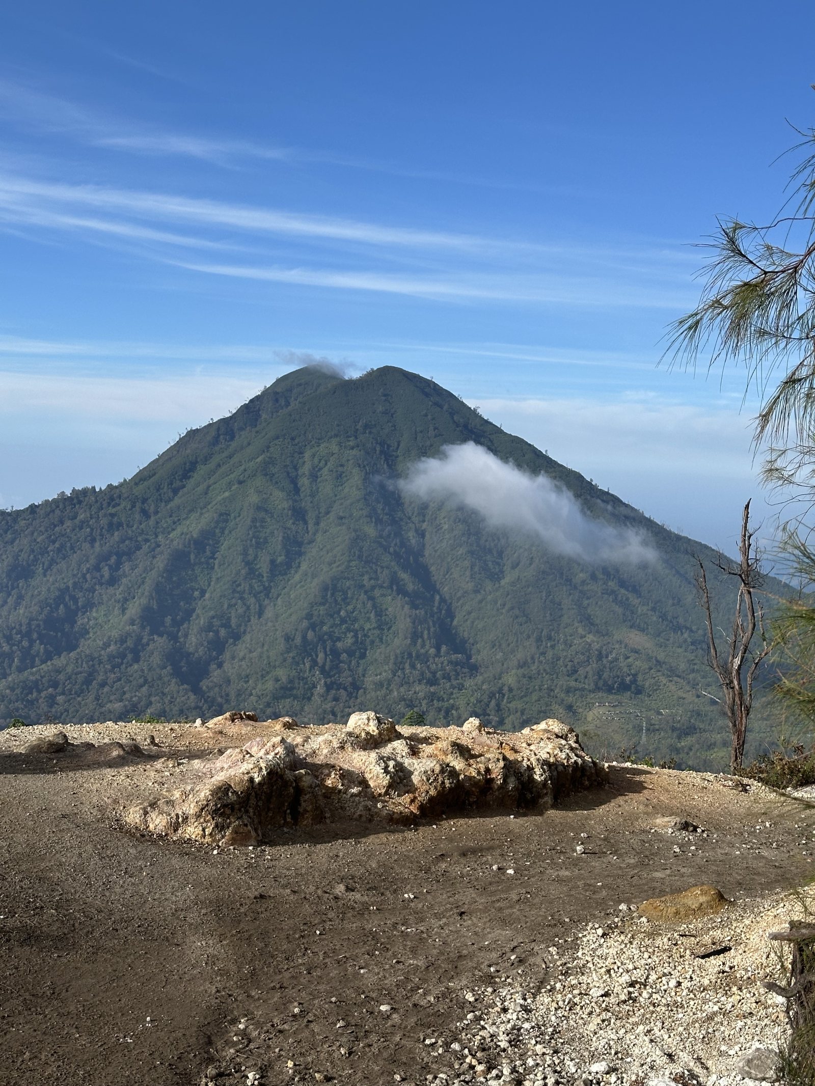 Okolice krateru Kawah Ijen, Jawa Wschodnia – widok na sąsiednie wulkaniczne szczyty masywu Ijen.