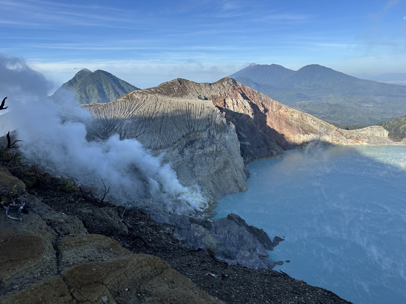 Kawah Ijen, Jawa Wschodnia – turkusowe jezioro kraterowe i intensywna aktywność fumaroliczna.