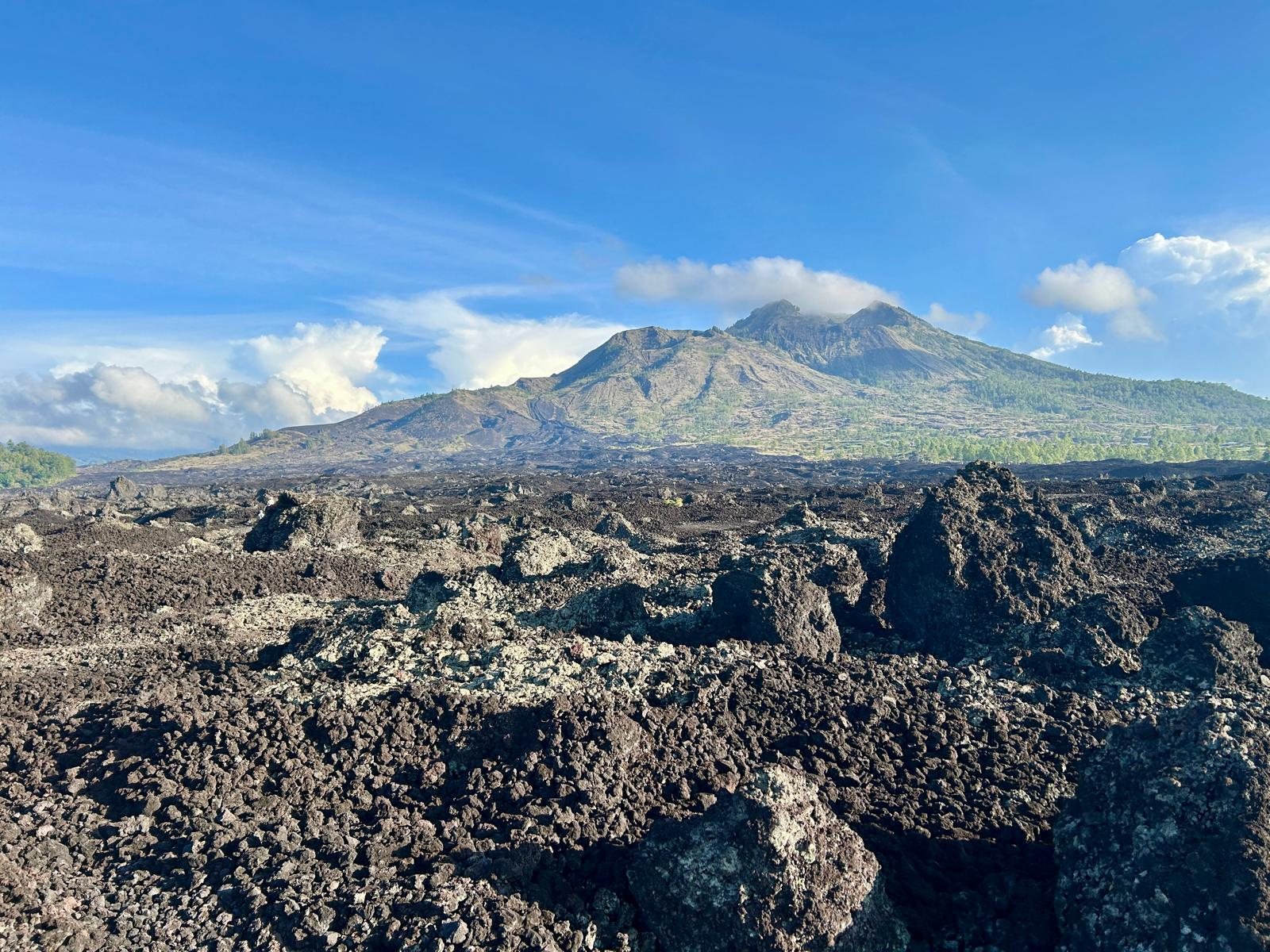 Góra Batur, Bali – wulkaniczny krajobraz kaldery Batur i zastygłe pola lawowe.