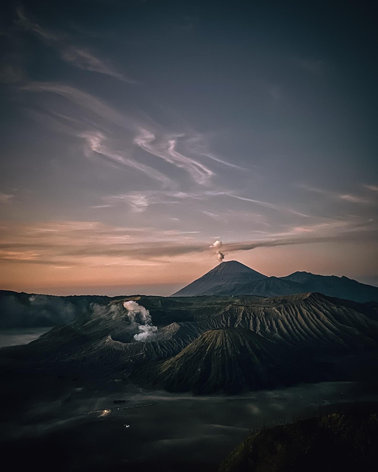 Bromo i Semeru po zmroku, Jawa Wschodnia – wulkaniczny krajobraz kaldery Tengger podczas wieczornej aktywności.