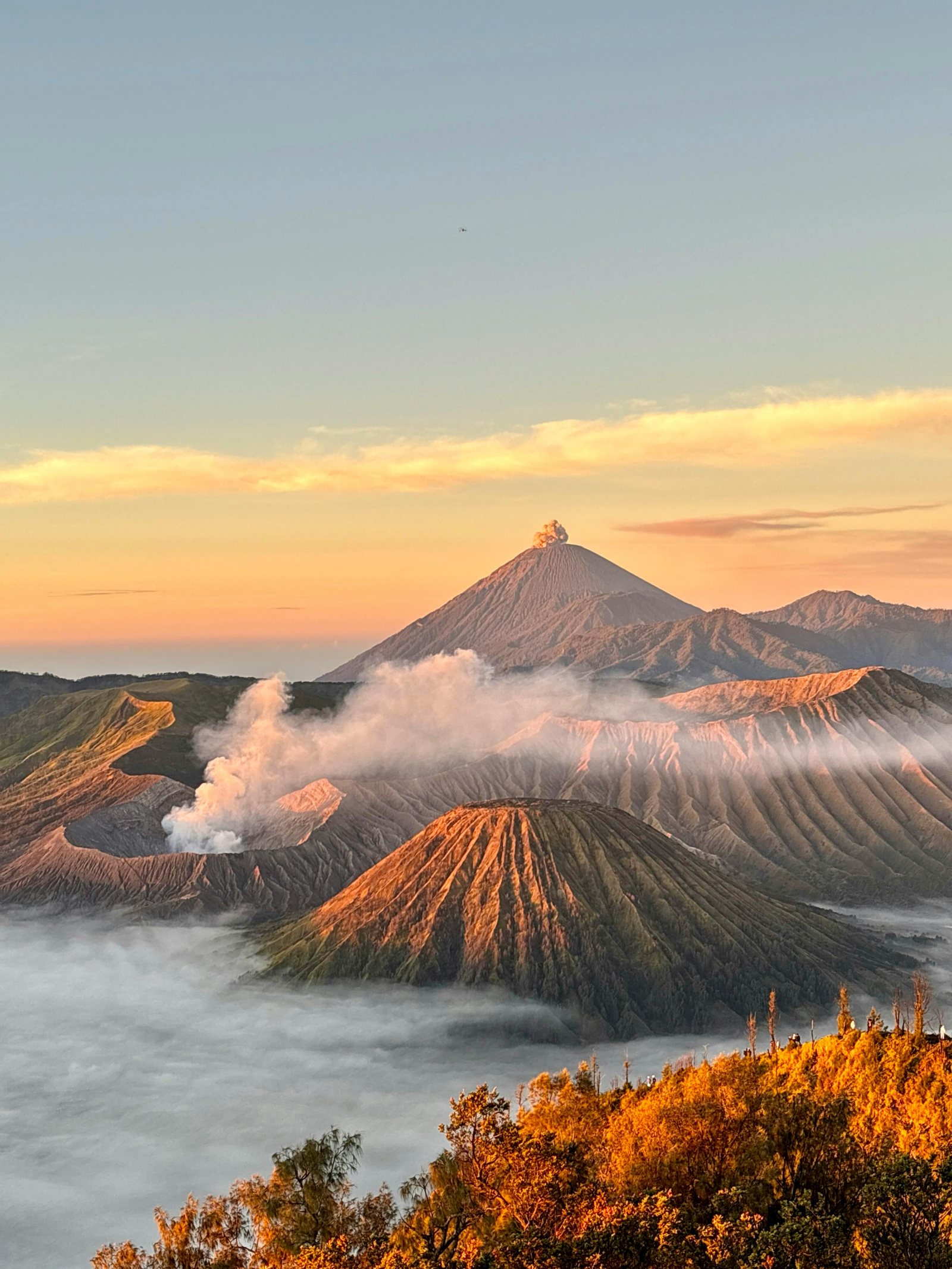 Bromo i Semeru, Jawa Wschodnia – aktywne wulkany widziane o poranku; na horyzoncie widoczna emisja z Semeru