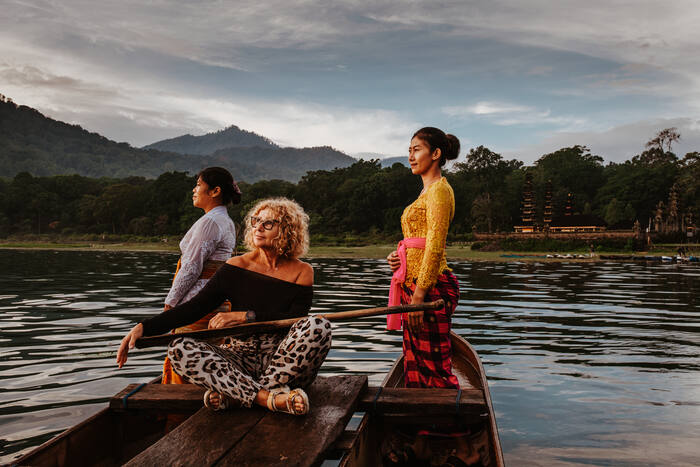 Na jeziorze o zmierzchu — Indonezja