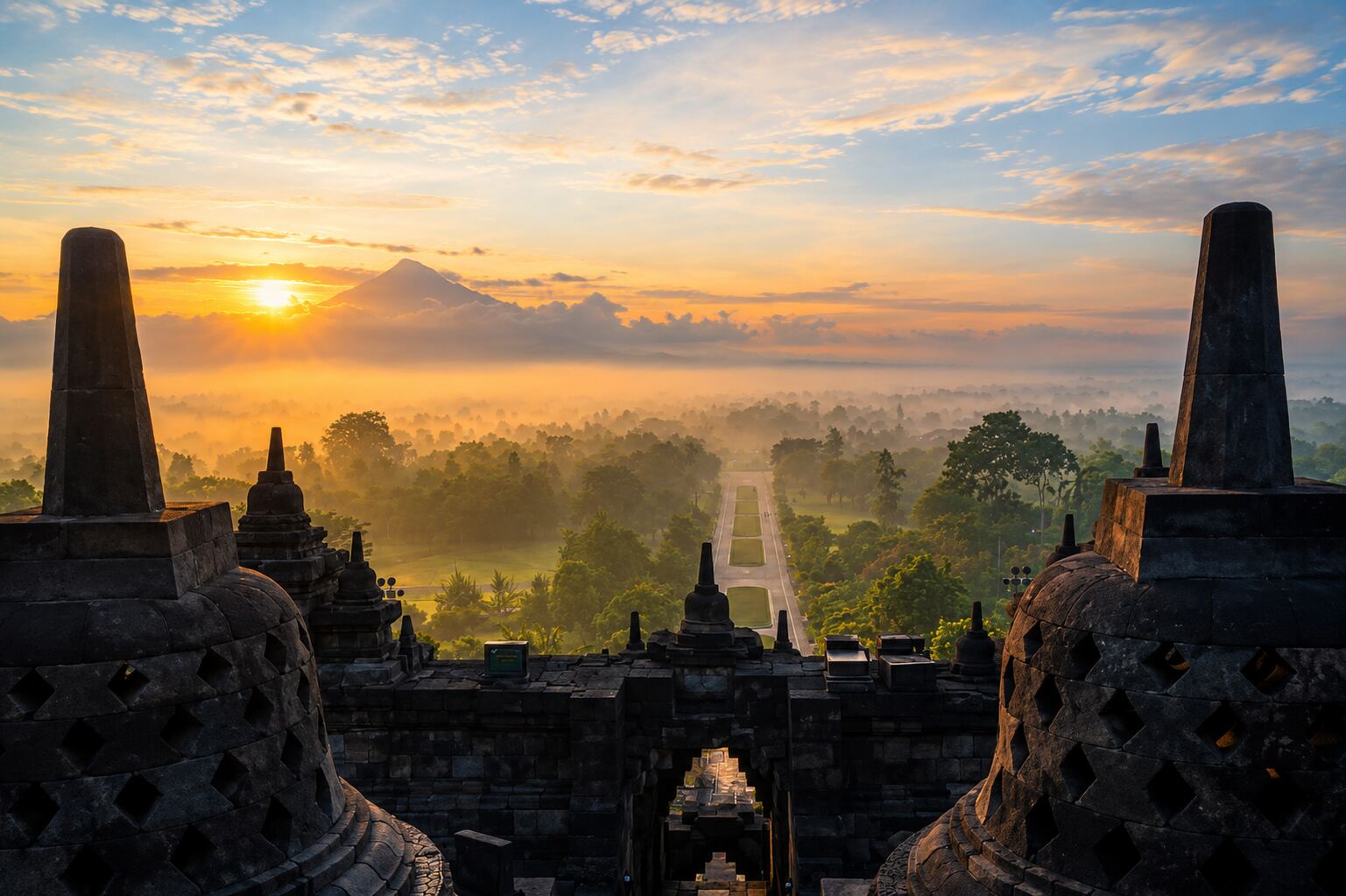 Stupy Borobudur w porannym złocie