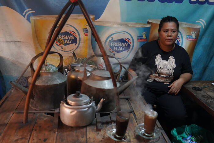 Uliczna kawiarnia kopi joss — Indonezja