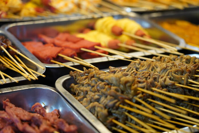 Nocny targ — sate — Indonezja