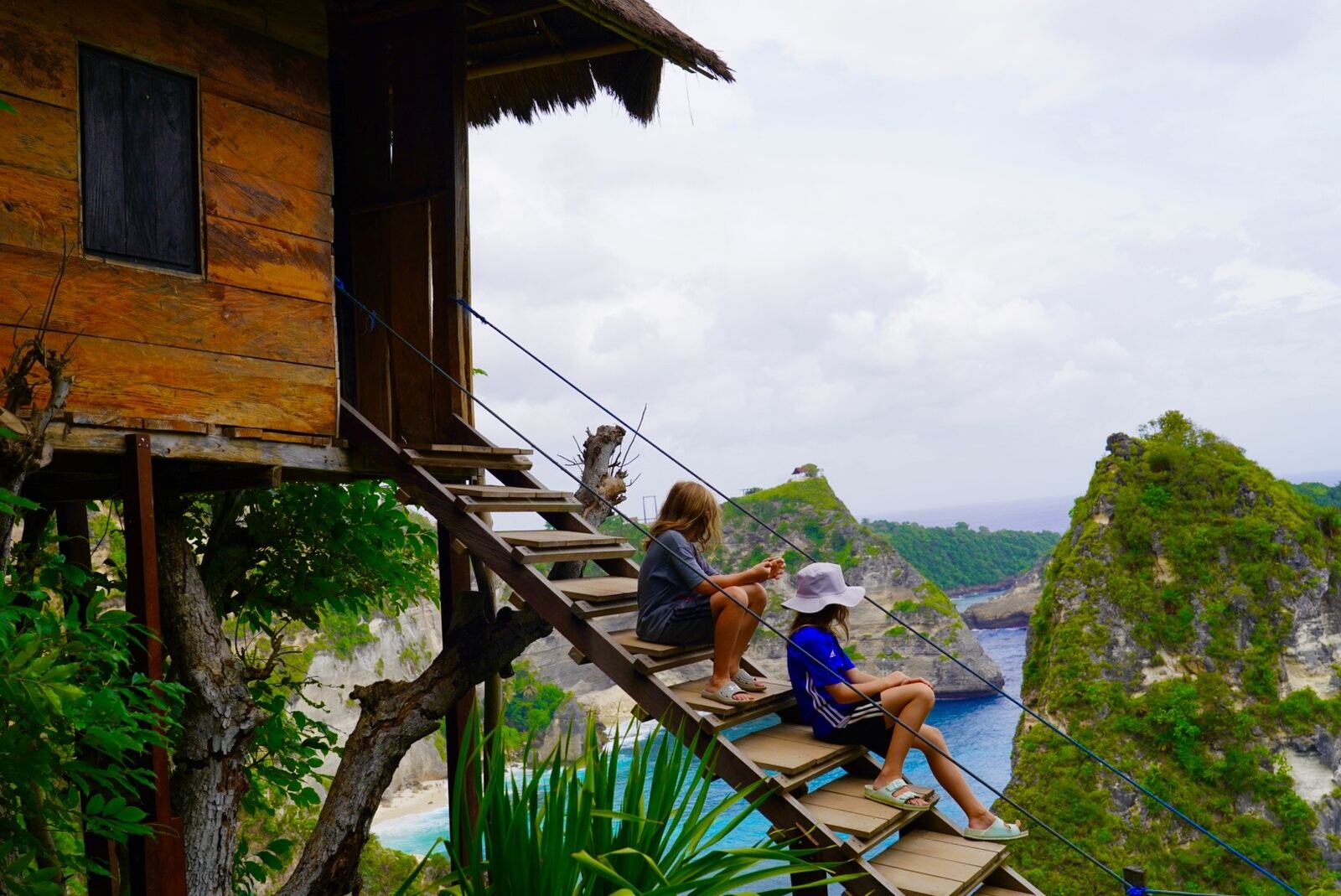 Ścieżka do domku na drzewie nad oceanem — rodzinna wyprawa Bali i Gili