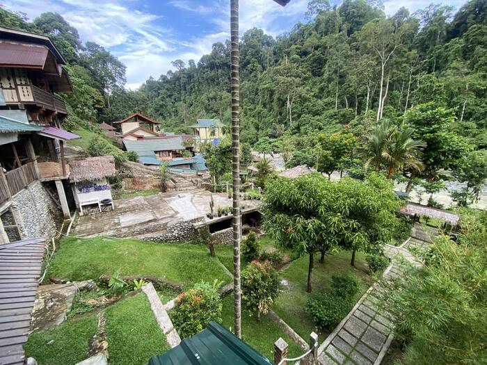 Bukit Lawang nad rzeką — Indonezja
