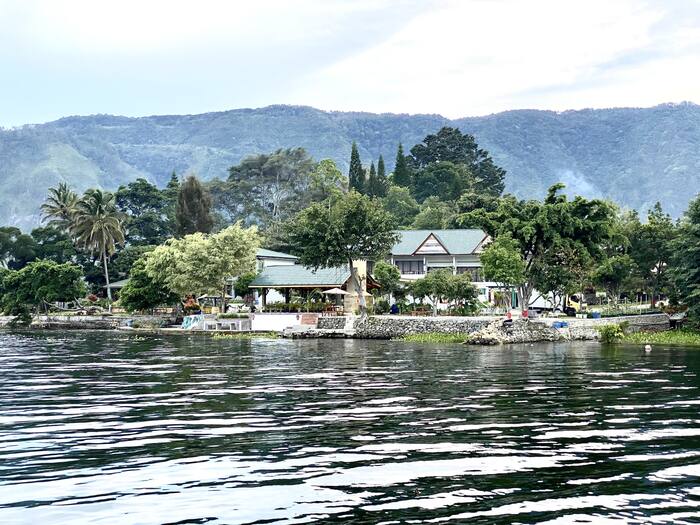 Domy Batak nad jeziorem Toba — Indonezja
