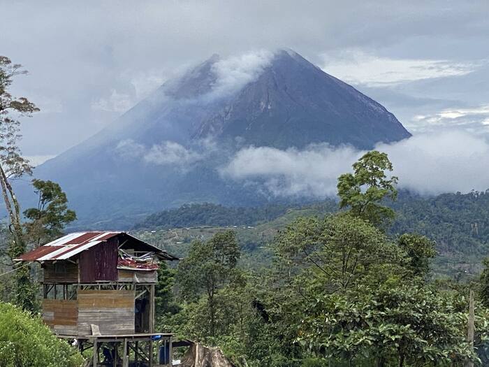 Wulkan Sinabung — Indonezja