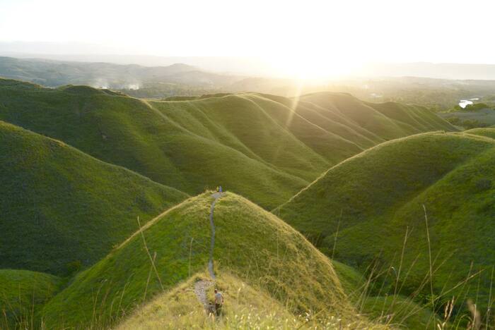 Promienie nad wzgórzami — Indonezja